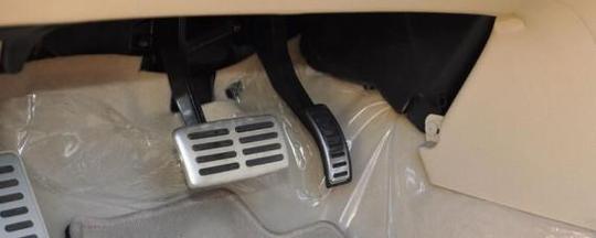 双离合怎么有三个踏板/双离合的车有几个踏板